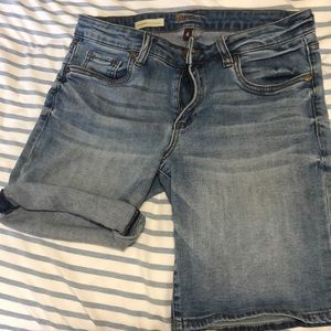 Kut from cloth size 4 shorts (worn 1 sum. so they arebroke in and comfy for ya)!